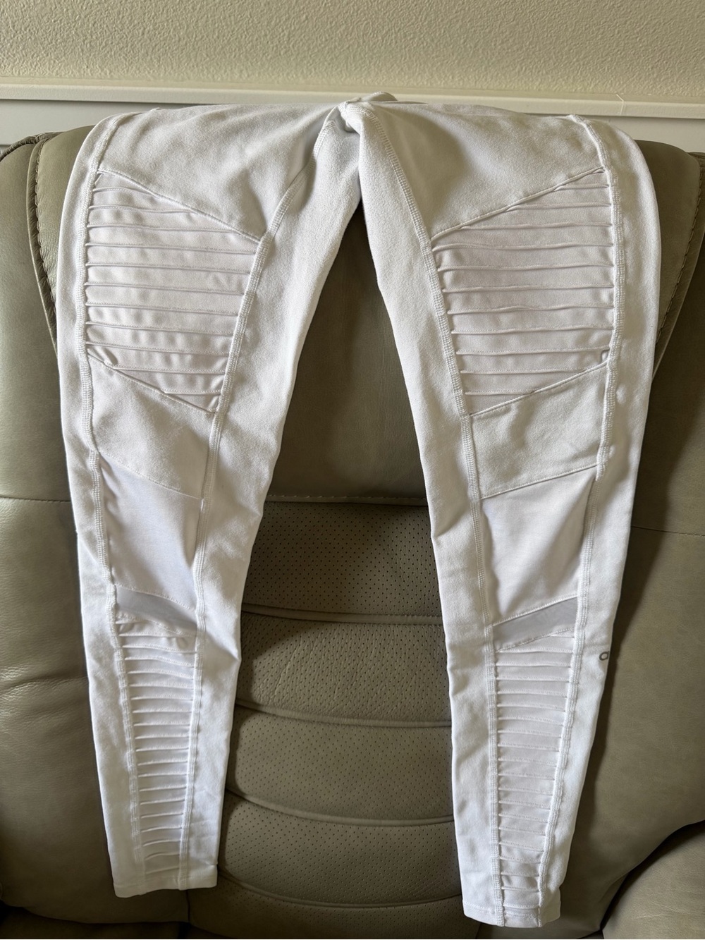 ALO Yoga White ribbed leggings